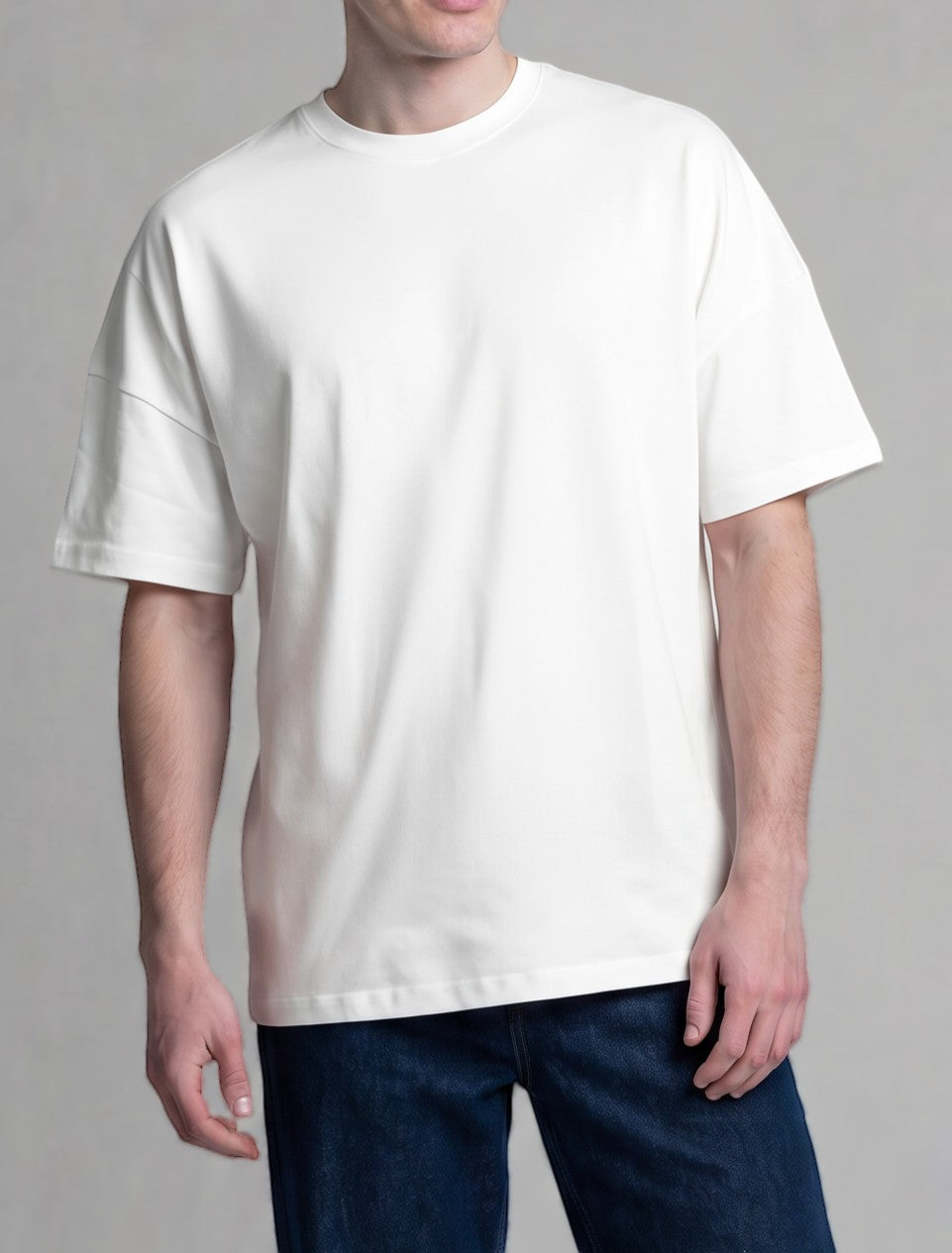 ThinkWhite Tasarım Edition beyaz renkli, düşük omuzlu, oversize kesim erkek tişört