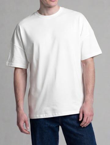 ThinkWhite Tasarım Edition beyaz renkli, düşük omuzlu, oversize kesim erkek tişört